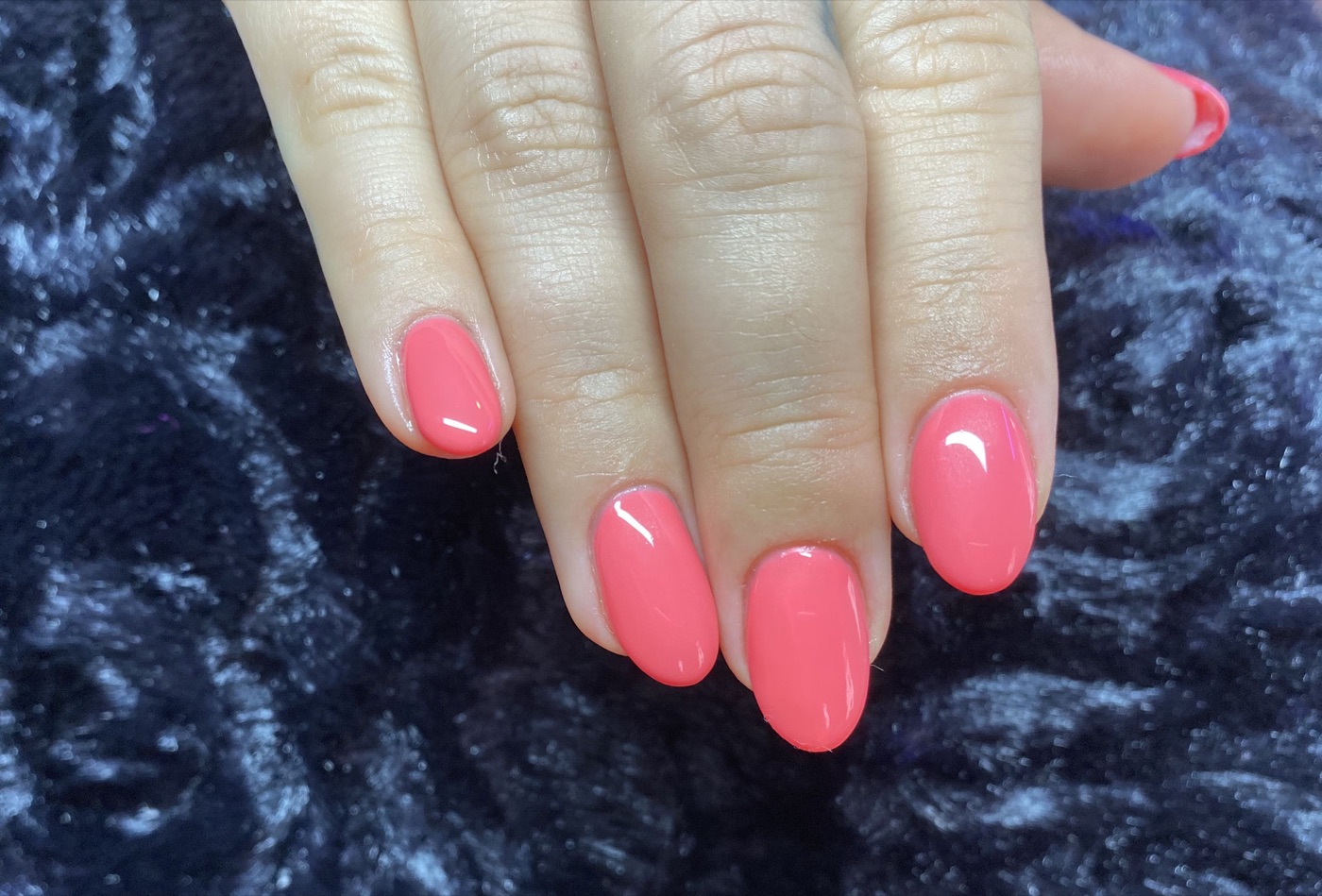 Gepflegte Nägel mit Gelmodellage bei Bella's Beauty in Dortmund